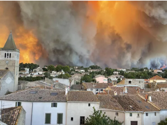 Saint-Laurent–de–la–Cabrerisse, le feu se rapproche du village